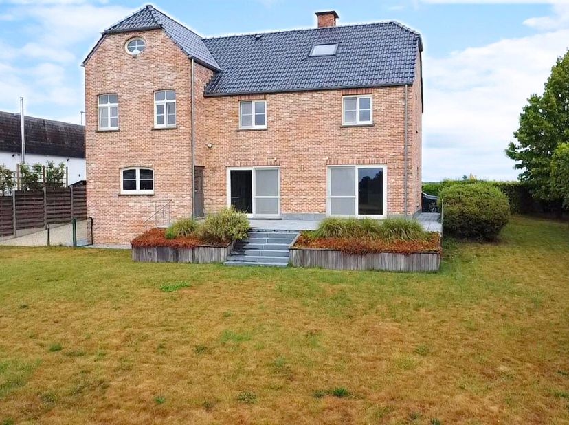 Recente villa ideaal gelegen in Overijse, dichtbij de Brusselsesteenweg, wandelafstand van het openbaar vervoer en met een gemakkelijke verbinding naa