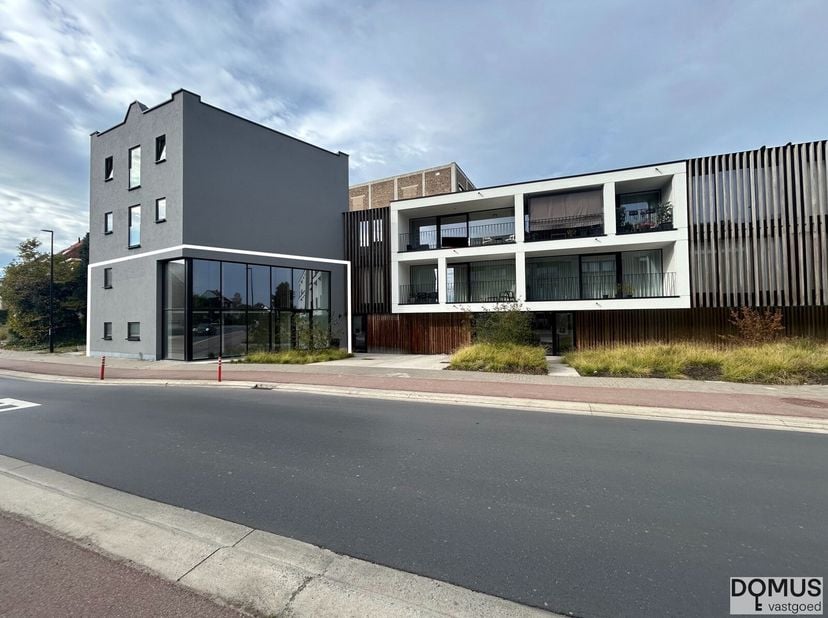 Wemmel, charmante commune à facilités proche de Bruxelles, offre un emplacement idéal pour un espace commercial. Cet espace magnifiquement situé à Wem