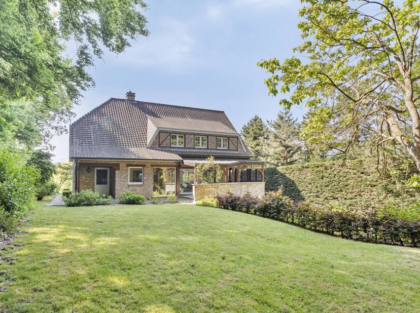 Magnifique villa spacieuse à l&#039;abri des regards, située sur un terrain de fond de +/-17a09ca dans une rue calme et sans issue à Overijse.&lt;br /&gt;
La vil