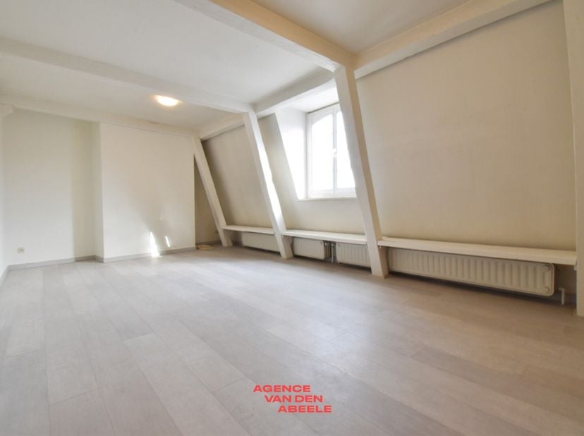 Dit exclusieve gebouw, gelegen op een schitterende locatie met uitzicht op &#039;t Zand, biedt een unieke kans voor investeerders. Het pand bestaat uit 7 v
