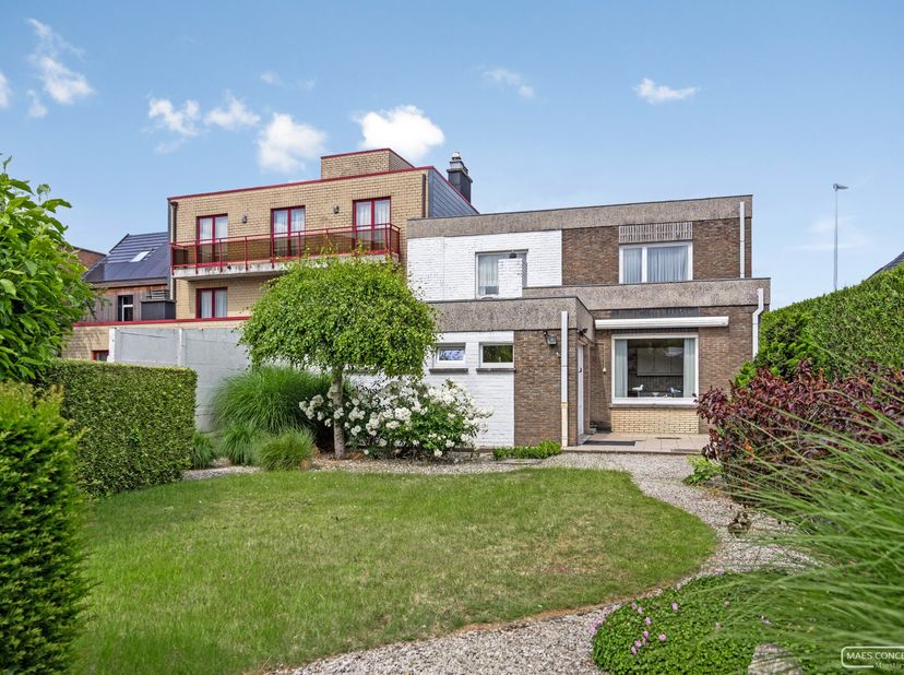 Op zoek naar een woning met karakter én mogelijkheden? Ontdek deze charmante eigendom in de Statiestraat 6 in Zulte. Deze plek ademt nostalgie en bied