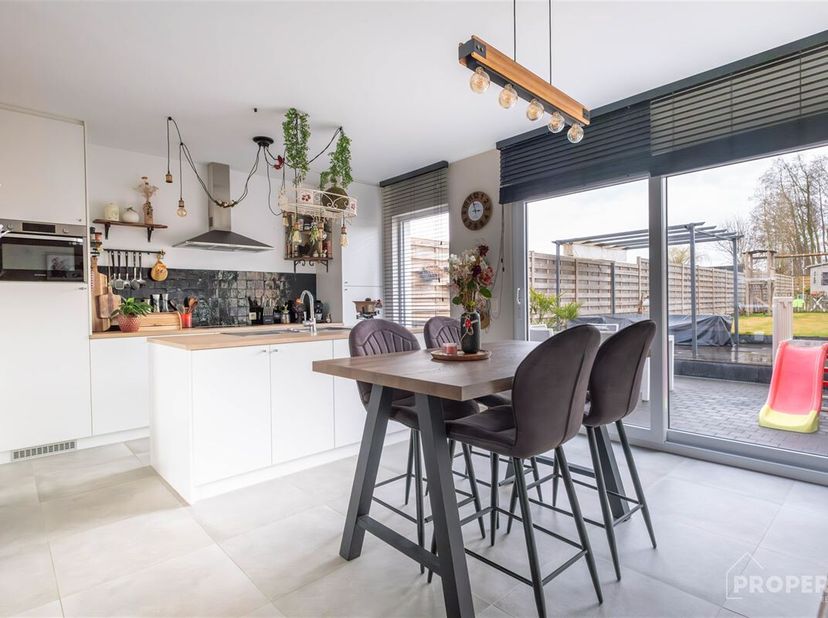 Maison clé en main de 3 chambres à coucher à vendre !&lt;br /&gt;
Aménagement : hall d&#039;entrée avec toilettes invités, espace de vie lumineux avec cuisine do