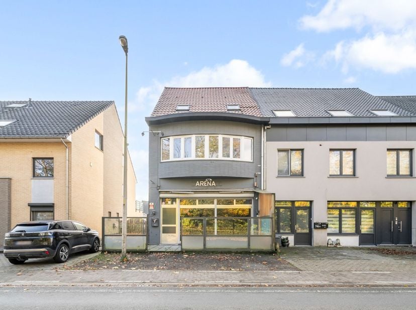Uw kans om een droomproject te realiseren!&lt;br /&gt;
&lt;br /&gt;
Dit horeca-pand met woonst boven biedt een uitstekende ligging en een zee van mogelijkheden, m