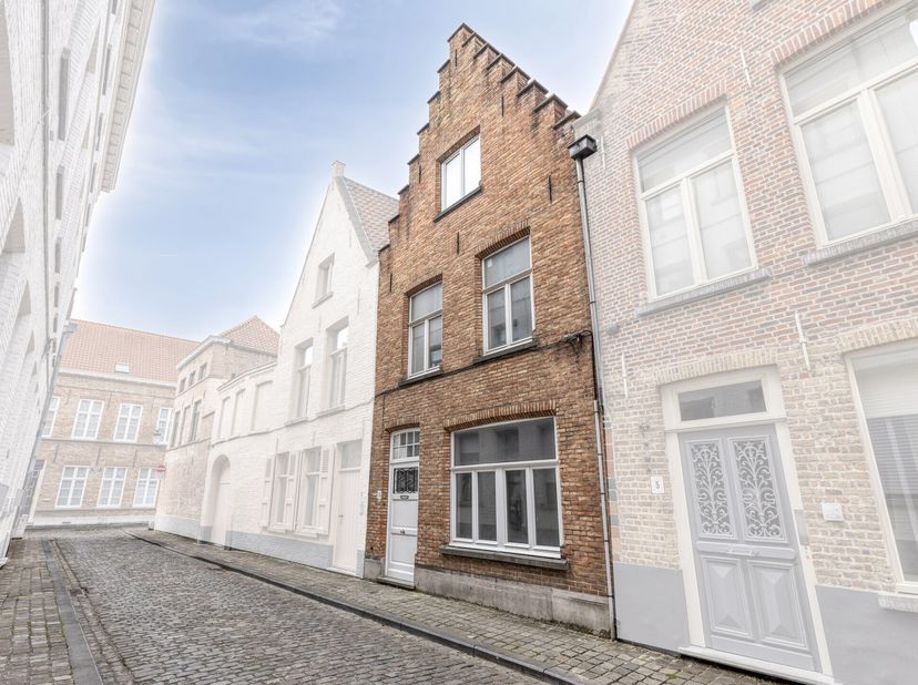 Cette charmante maison de ville typique de Bruges est située dans la Sint-Gilliskerkstraat. La maison bénéficie d&#039;un emplacement fantastique dans le c