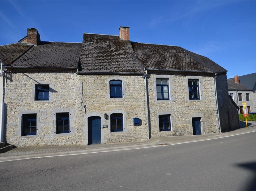 Magnifique bâtiment en pierre datant de 1623 sur une parcelle de 14 ares 76 ca, entièrement rénové avec des matériaux de qualités, offrant de grands v
