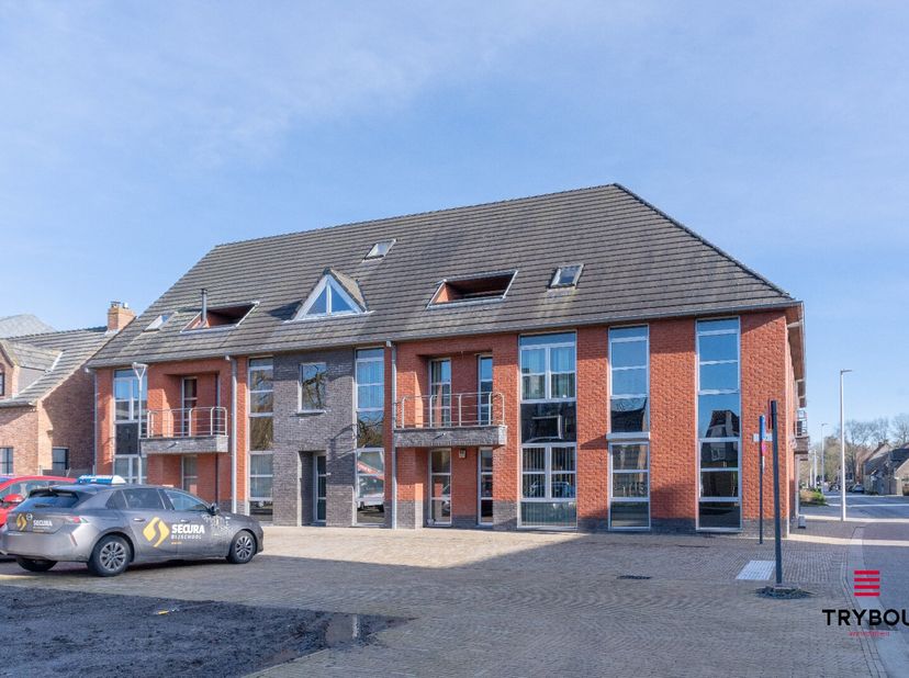 Uiterst ruim 1-slaapkamerappartement op de Markt van Houthulst, gelegen op de1ste verdieping met lift.&lt;br /&gt;
Het appartement bestaat uit:&lt;br /&gt;
riante