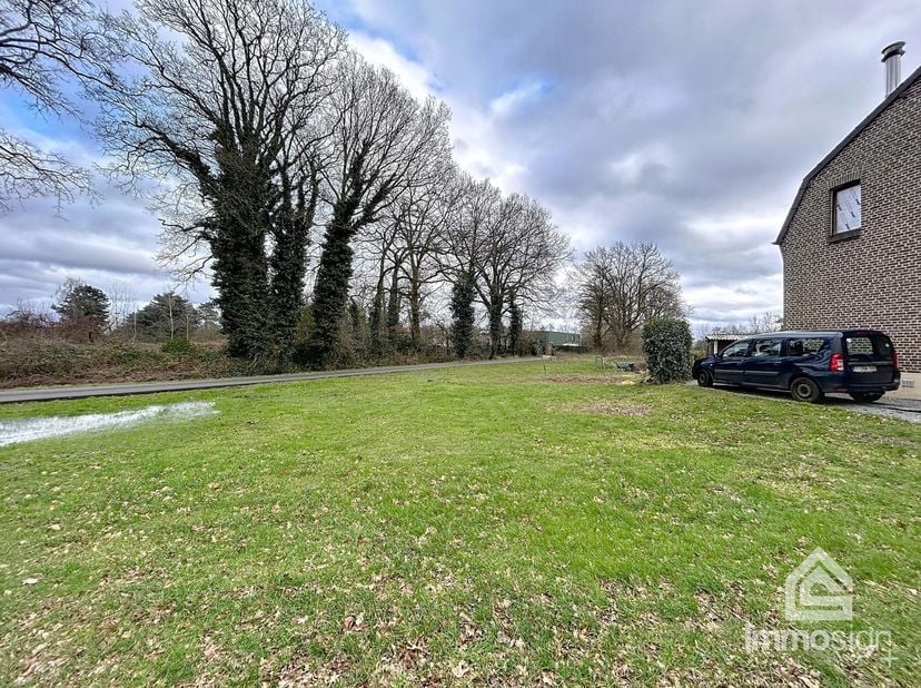 PLUSPUNTEN&lt;br /&gt;
+ totaal perceeloppervlakte: 569 m²&lt;br /&gt;
+ geschikt voor open bebouwing&lt;br /&gt;
+ gunstige locatie&lt;br /&gt;
+ ruime bouwvoorschriften&lt;br