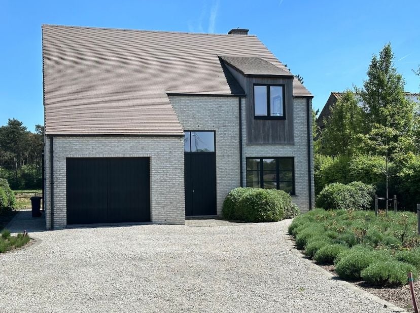 Instapklare woning met 4 slaapkamers, garage, terras en een grote tuin!&lt;br /&gt;
 Gelijkvloers: inkom, toilet, leefruimte, eetkamer met open keuken, berg
