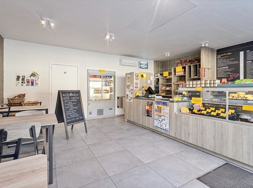 HOOGSTADE: Verkoop van de alom gekende broodjeszaak &quot;t Alveringems Baguetje&quot; langs de baan N8 Veurne-Ieper, instapklare zaak met een enorm potentieel!