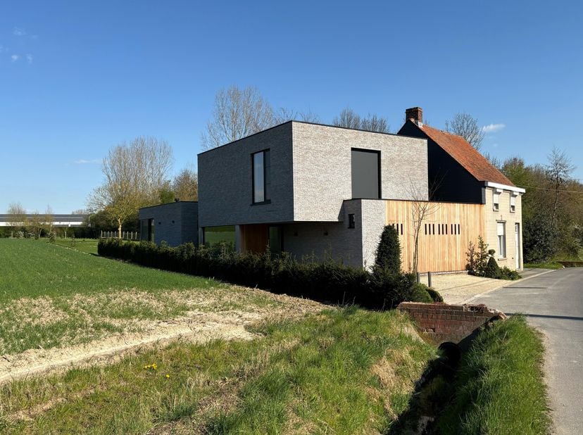 Ontdek deze luxueuze villa, subliem gelegen in het landelijke Tiegem. Hier geniet je van absolute rust, omringd door groen, én van een uitstekende ber