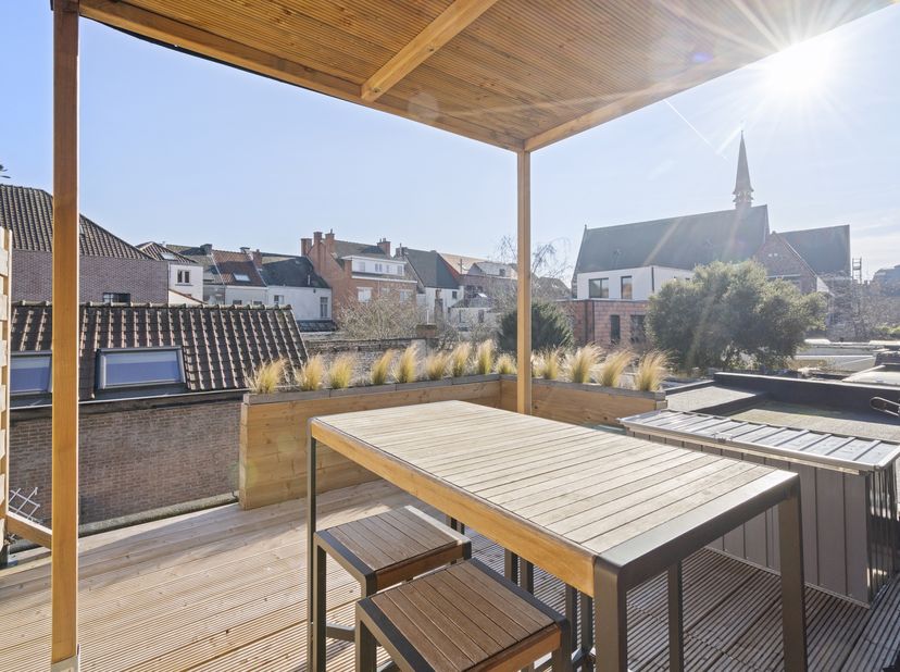 Dit lichtrijk appartement -voorzien van een ruim en gezellig terras- is gelegen in de Bassijn-wijk in Gentbrugge. Het is DE ideale combinatie van rust
