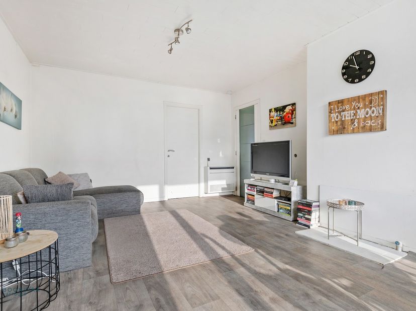Op een goede locatie op de grens van Mechelen en Sint-Katelijne-Waver bevindt zich dit leuk appartement met 2 slaapkamers, terras, garage en autostaan