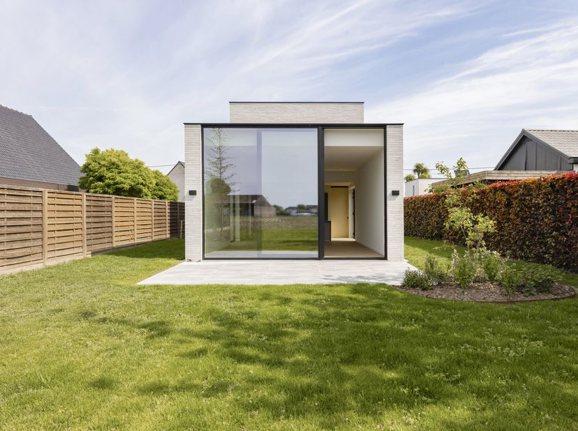 KWALITATIEVE ENERGIEZUINIGE moderne NIEUWBOUWWONING met 3 SLK en 2 BADK! + 21% Goedgelegen in de Waterhoek van Waregem. Indeling: inkomhal met apart g