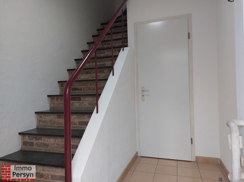 Dit ruime en goed onderhouden 3-slaapkamerappartement ligt in het mooie Sint-Joris-Winge. Gelegen op een uitstekende locatie, biedt dit appartement zo