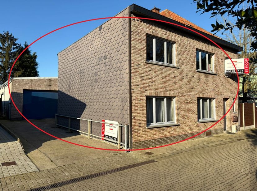 Une ferme située au calme sur un terrain, avec une superficie cadastrale de 513 m², comprenant une spacieuse maison unifamiliale avec bâtiment princip
