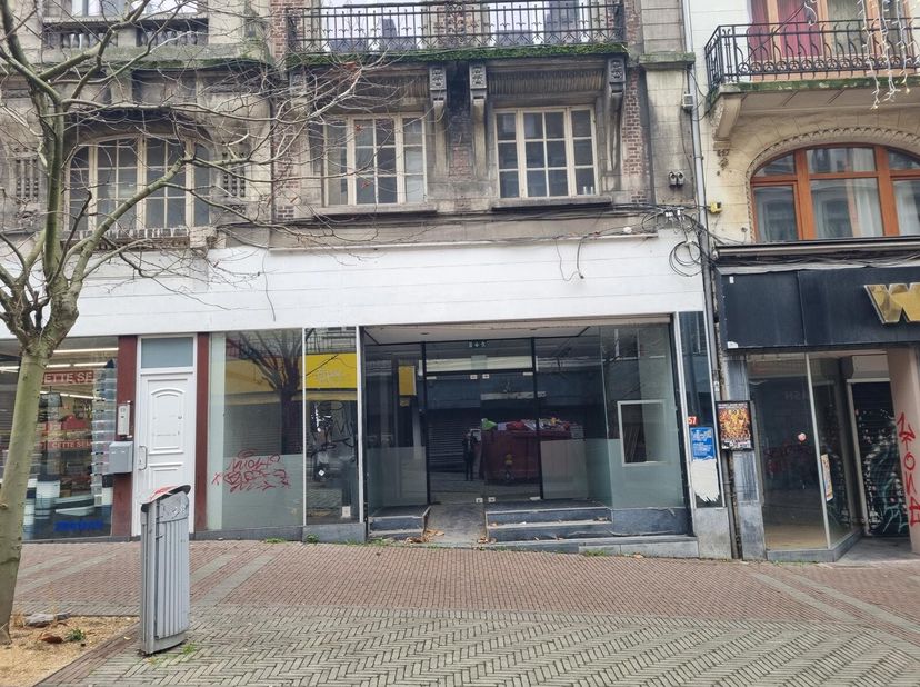 REZ-DE-CHAUSSEE COMMERCIAL A USAGE DIVERS&lt;br /&gt;
Surface commerciale partie de droite d&#039;une superficie de +/- 350 m²&lt;br /&gt;
Loyer :  1.500,00 € + précom