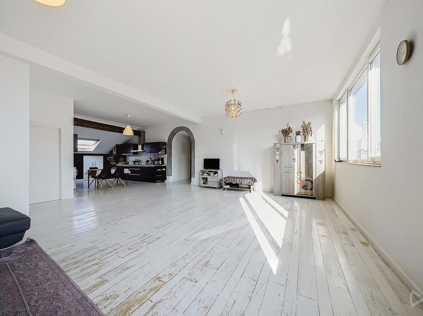 We Invest et Liège vous proposent à la vente cet appartement 3 chambres (possibilité 4 chambres) qui vous séduira par ses volumes impressionnant. Situ