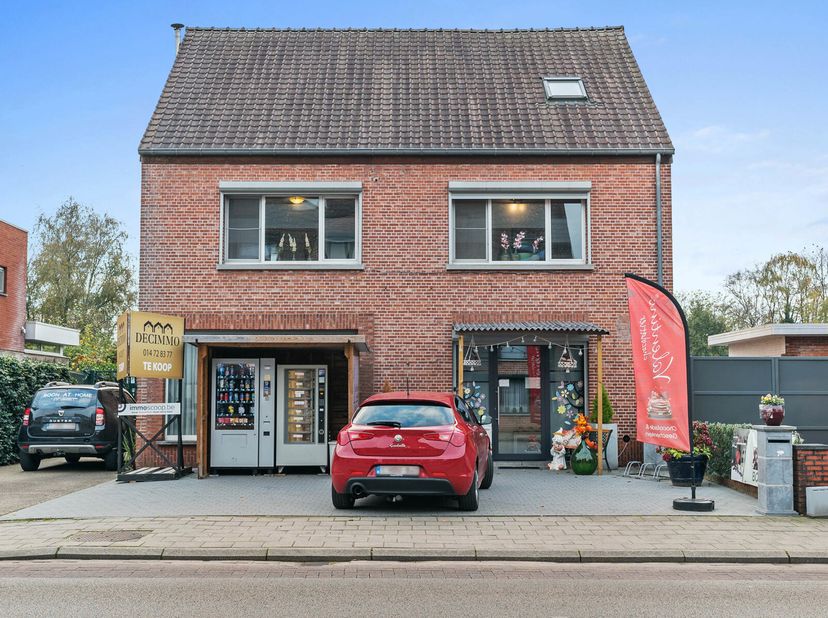 In het hart van Lichtaart vind je deze veelzijdige woning met een charmante handelsruimte aan de voorzijde, ideaal voor zelfstandigen of kleinschalige