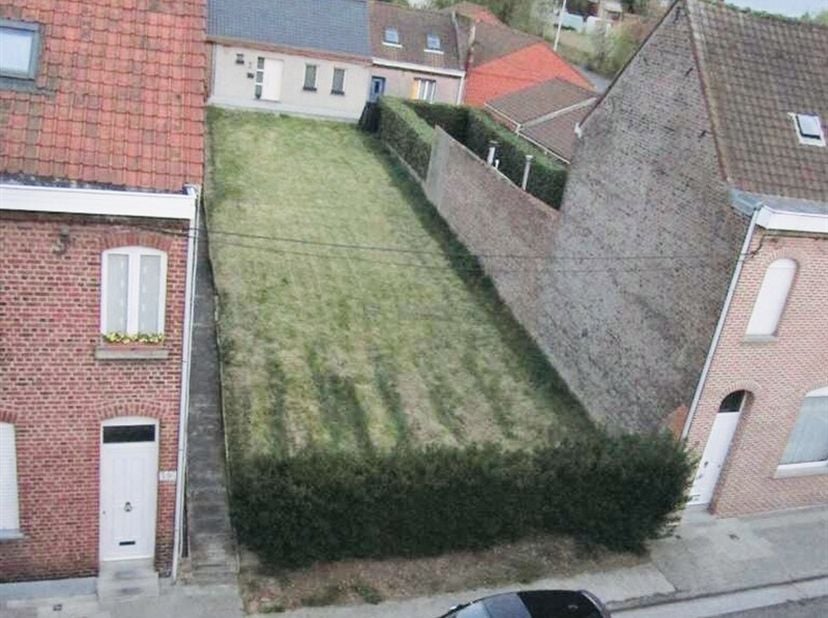 Terrain constructible bien exposé et idéalement situé avec accès arrière dans le secteur prisé de Luingne. Superficie : 316m2 (9mx35m). Situation : Zo