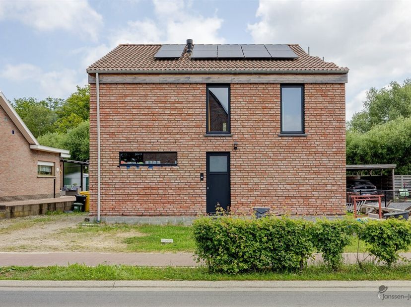 Welkom in deze charmante woning in Baal! Deze energiezuinige gezinswoning (EPC laag) combineert comfort en duurzaamheid op een perceel van 446 m² met