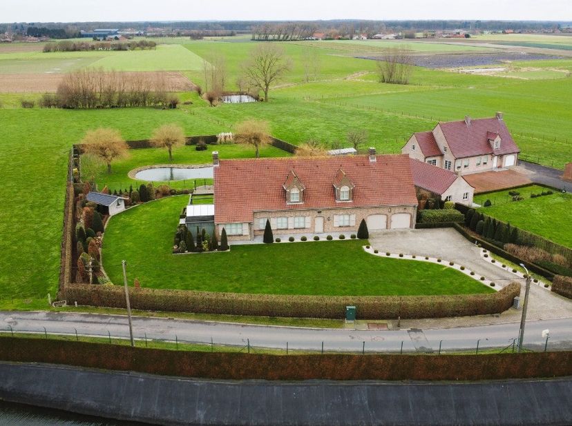 Prachtige villa gelegen in het landelijke Zwevezele met verzichten over de velden op een totale oppervlakte van ± 4.119 m².Prachtige landelijke villa