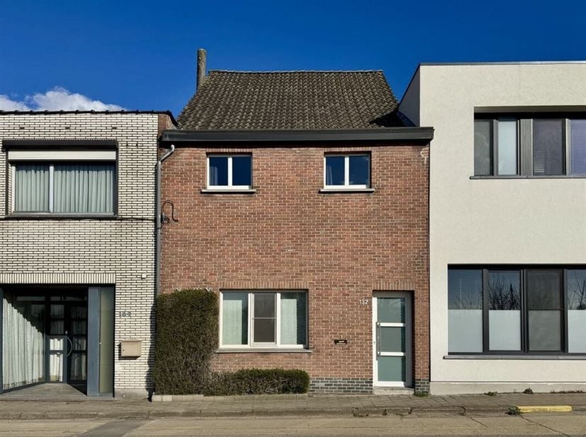 Cette maison mitoyenne de caractère, située à proximité du parc de loisirs De Schorre, offre un excellent potentiel pour ceux qui recherchent un beau