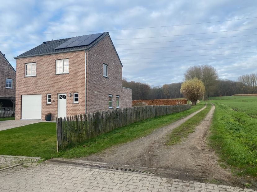 Recente energiezuinige woning op heel mooie ligging ! U geniet van achterliggend bos en ook een heel vlotte verbinding met E17. Inkomhall, living, ing
