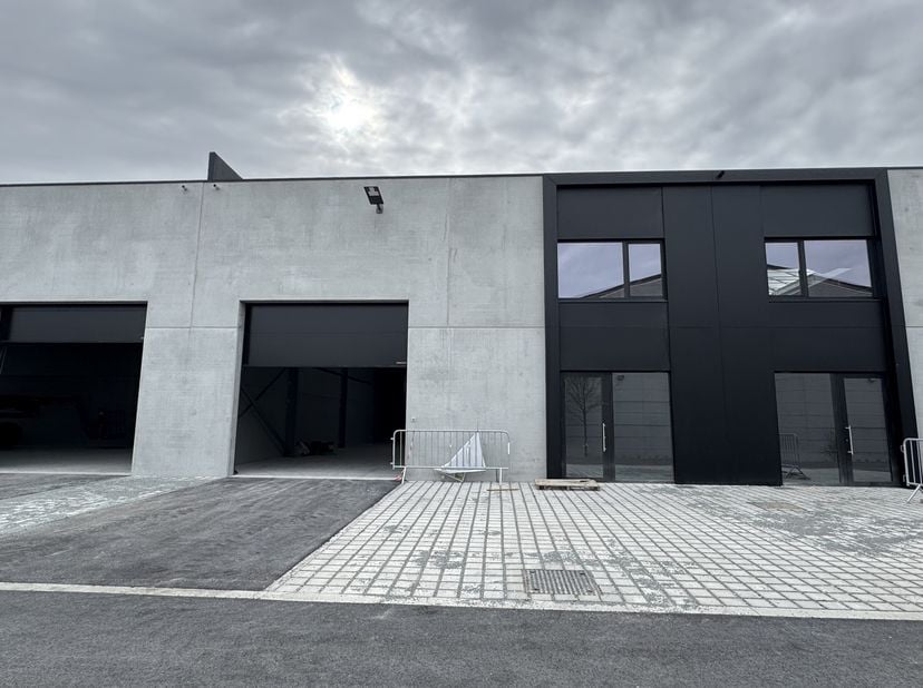 Unité PME située au centre, à deux pas de l&#039;entrée et de la sortie de l&#039;E40 à Oudenburg.&lt;br /&gt;
Caractéristiques:&lt;br /&gt;
- Unité PME (entrepôt avec sect
