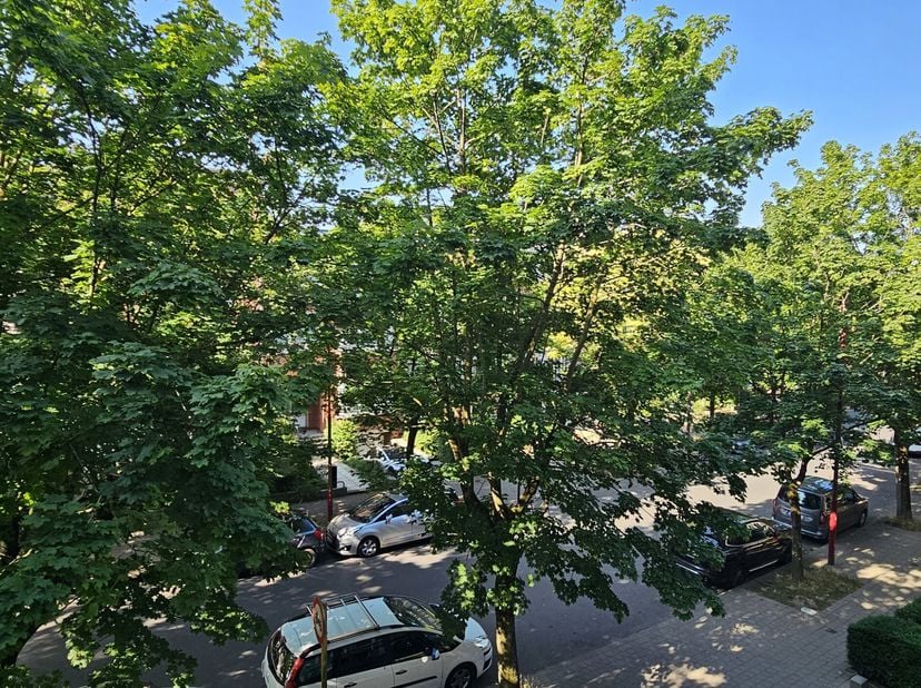 FOREST- À proximité de lAltitude Cent et des transports en communs. Bel appartement de +/- 73m² brut, situé au 2 éme d&#039;un petit immeuble. Il se compos