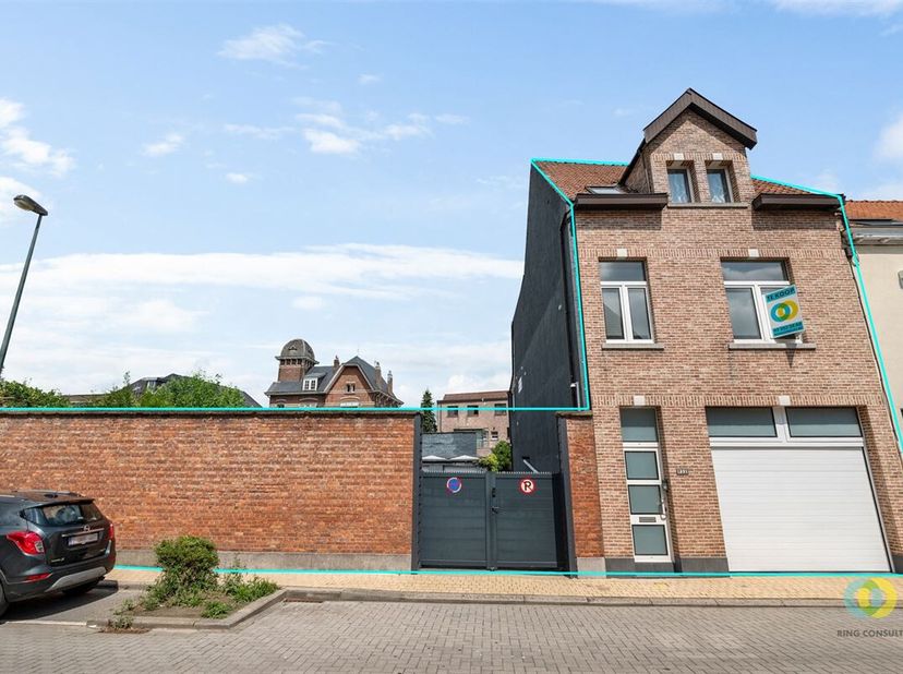 Deze verrassend ruime eengezinswoning biedt een zee aan mogelijkheden. Op het gelijkvloers vindt een indrukwekkend ruime inpandige garage, geschikt vo