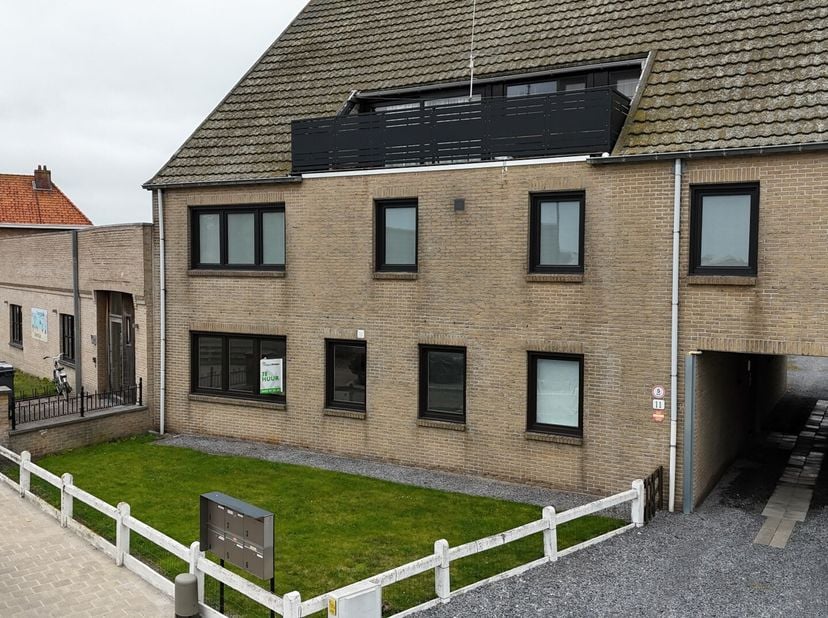 Welkom in dit prachtig gerenoveerde appartement in het charmante Klemskerke, een deelgemeente van De Haan. Dit stijlvolle en instapklare appartement c