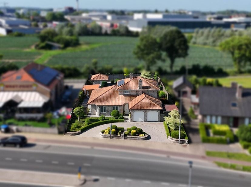 [[ kijkdag op 19 juli van 9:00 tot 11:00]]Over de woning: Deze verzorgde villa uit 1997 combineert comfort, ruimte en karakter op een zuidgericht perc