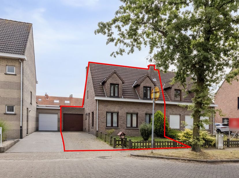 En entrant, vous serez accueilli dans le hall d&#039;entrée. Il en résulte un espace de vie exceptionnellement spacieux baigné de lumière naturelle grâce à
