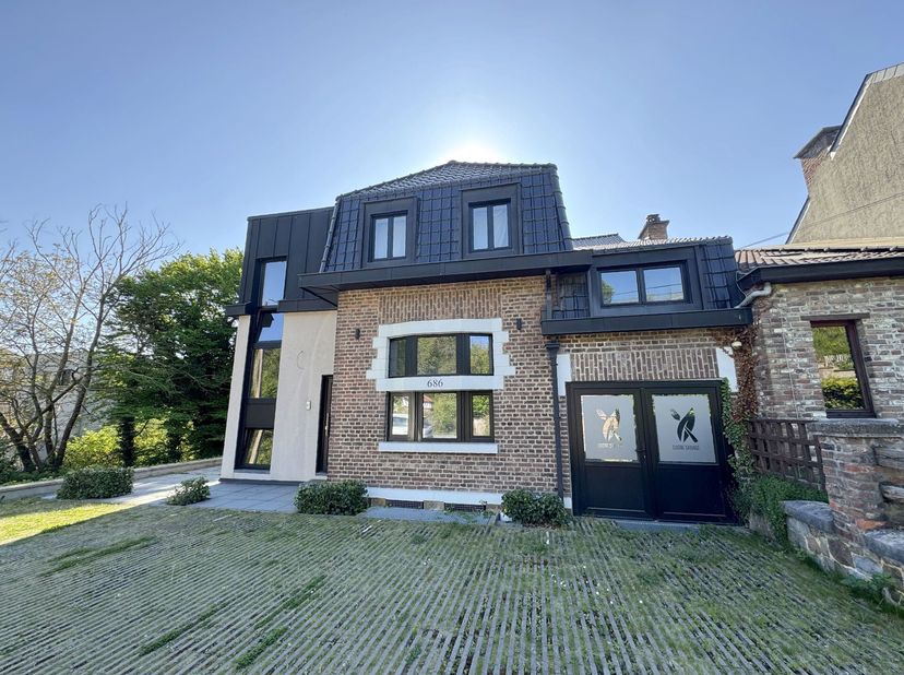 JAMBES, PROFESSIONELE RUIMTE op de begane grond met een oppervlakte van ongeveer 85m². De locatie heeft een goede zichtbaarheid, waardoor het ideaal i
