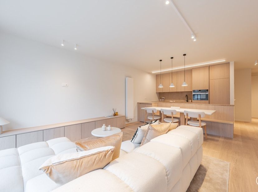 Prachtig gerenoveerd 3 slaapkamerappartement met aangenaam zonneterras gelegen vlakbij de Lippenslaan te Knokke.&lt;br /&gt;
Indeling:&lt;br /&gt;
Inkom met apart