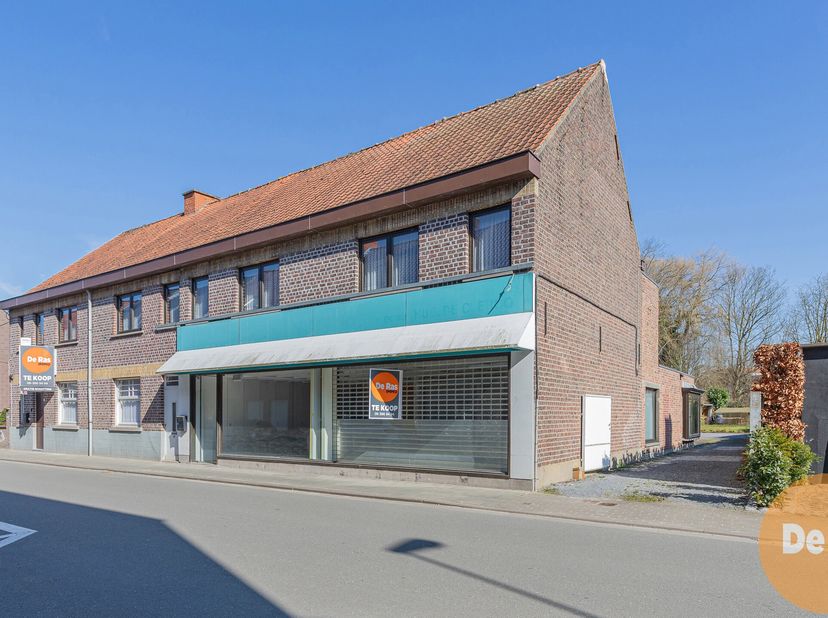 GAVERE - Dit centraal gelegen handelspand, gesitueerd in het centrum, biedt heel wat mogelijkheden.&lt;br /&gt;
Naar indeling toe bevindt zich achter de win