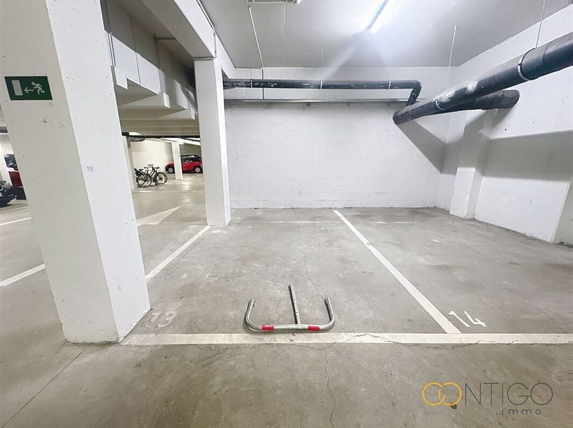Ideaal gelegen in de Europese wijk, dichtbij de instellingen, parkeerplaats in een woongebouw. &lt;br /&gt;
Directe toegang tot de ingang van de garage, op