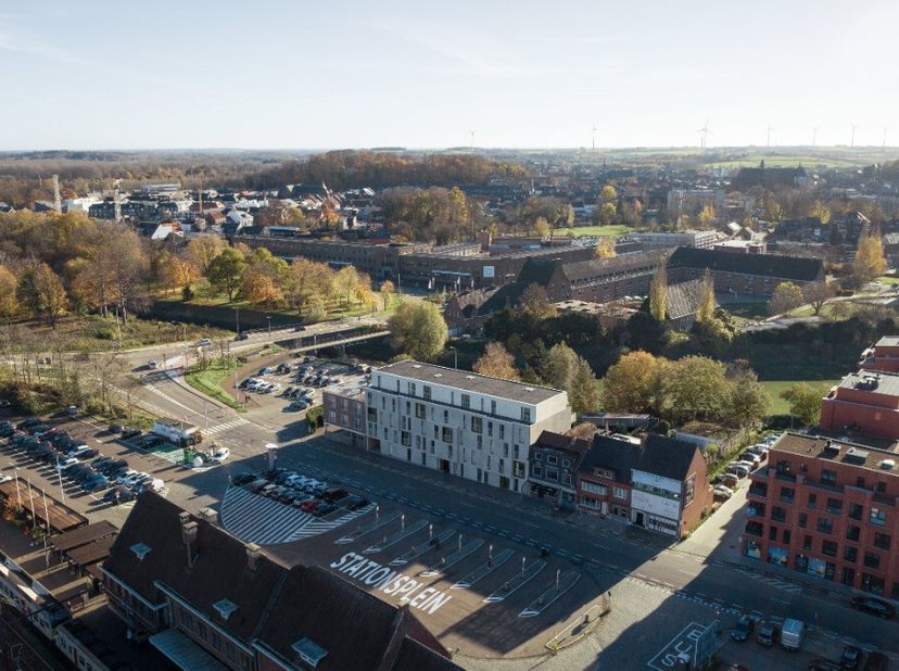Bent u op zoek naar een unieke en stijlvolle woonruimte in Diest? Deze instapklare penthouse van 109m² biedt een high-end afwerking en een royaal terr
