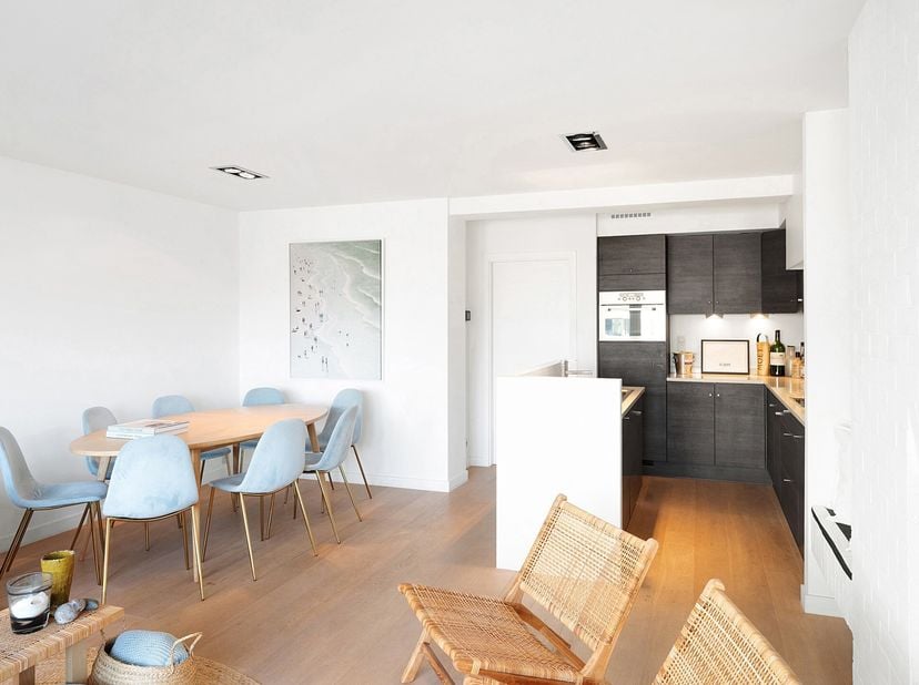 Dit charmante appartement is gelegen op de Paul Parmentierlaan, vlakbij het Abraham Hansplein. Dankzij deze centrale ligging bevinden winkels, restaur