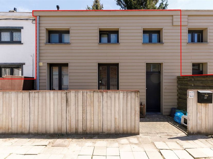 Instapklare woning met 1 slaapkamer en koer in een doodlopende straat te Lier!&lt;br /&gt;
Deze instapklare woning is gelegen in een gezellig steegje dat ee