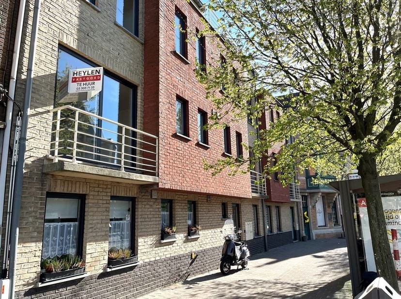 Duplex 3-slaapkamer appartement in hartje Ekeren &lt;br /&gt;
Ligging: &lt;br /&gt;
Het appartement is gelegen in het centrum van Ekeren, op wandelafstand van ver