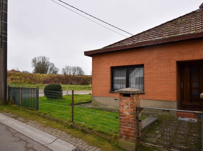Idéalement situé dans un  environement calme en bord des champs, TRIOR vous propose cette petite maison à rénover. Elle se compose au rez de chaussée,