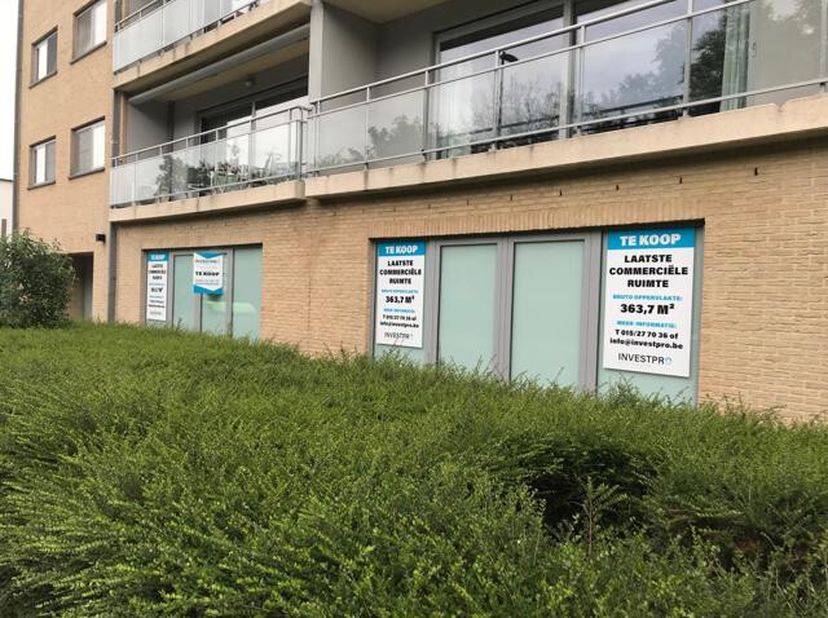 LAATSTE COMMERCIELE RUIMTE, gelegen op het gelijkvloers in residentieel project &quot;De Schalk&quot;, uitzonderlijk gunstig gelegen nabij kruising A12 Brussel-