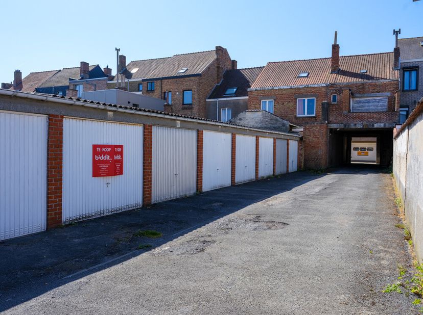 GARAGEBOX -  &lt;br /&gt;
 &lt;br /&gt;
Gesloten garage nr. 7, gelegen te De Panne, Poststraat 21, sectie B, nr. 192B P0013.  &lt;br /&gt;
KI € 61.  &lt;br /&gt;
Wg, Gvg, Gvv