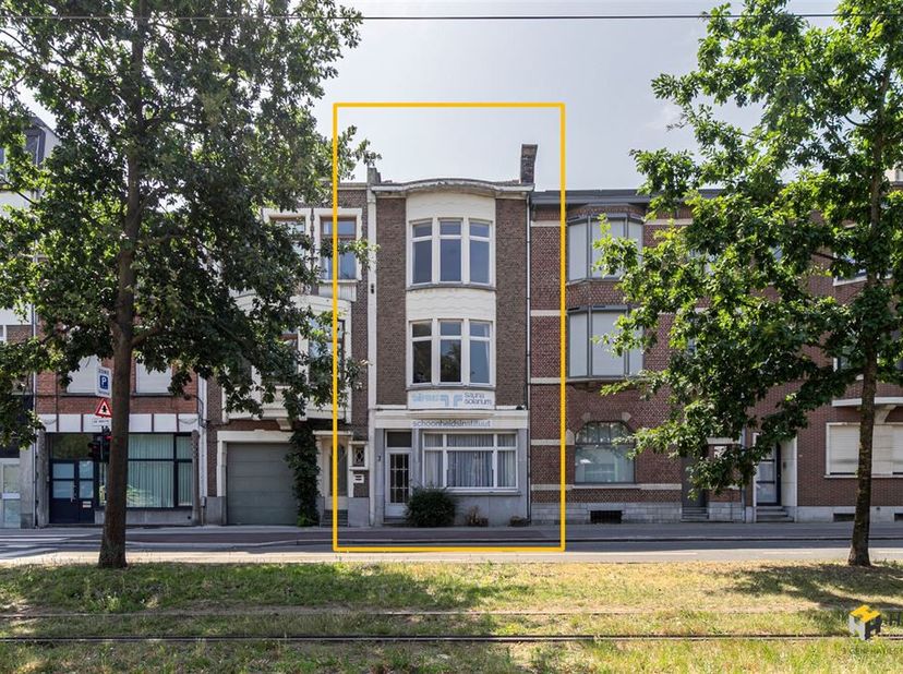 Op te frissen VERGUNDE  opbrengsteigendom (243 m²) bestaande uit 3 appartementen in Wilrijk.&lt;br /&gt;
Op deze uiterst centrale locatie - vlot bereikbaar