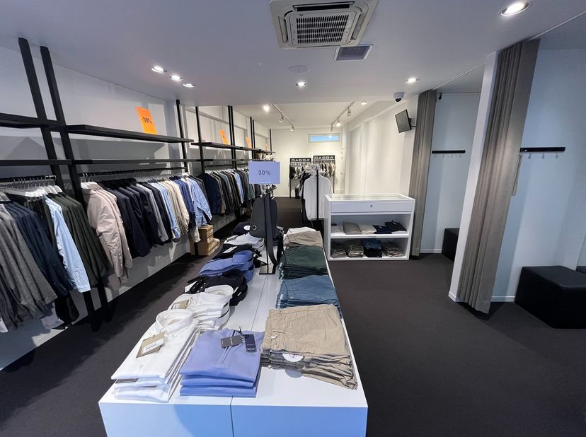 Dit handelspand (voormalige winkel ICON) bevindt zich in de Aldestraat in het centrum van Hasselt te midden van andere stijlvolle kledingszaken als Co