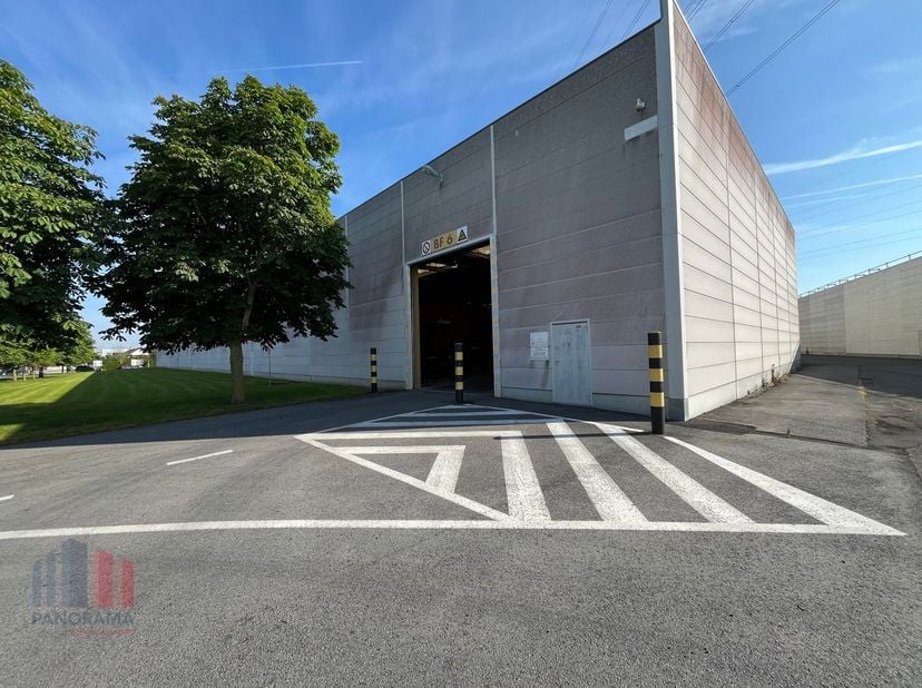 Bedrijfsgebouw te huur met een oppervlakte van 15.000 m² in het industriepark Groenedreef, gelegen op een top locatie vlakbij de E17.&lt;br /&gt;
&lt;br /&gt;
Het