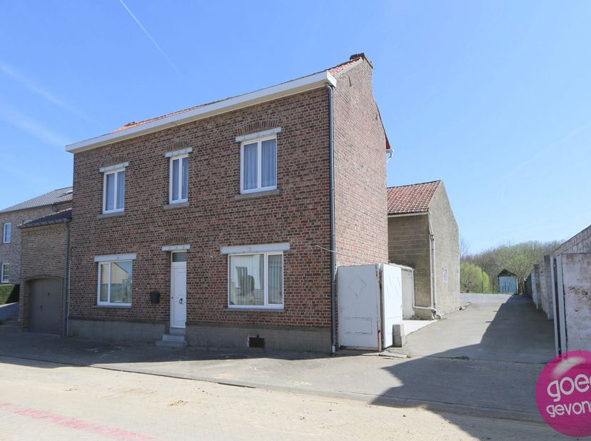 TE RENOVEREN HOEVE op een prachtig gelegen perceel van maar liefst 1.850 m² dat uitkijkt over de Jekervallei bestaande uit woning + schuur + garage +