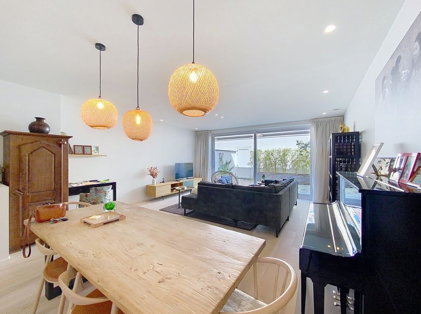 Deze gesloten woning gelegen op een absolute topligging in Heist-aan-Zee, bevindt zich op een steenworp van het levendige centrum, alle nodige winkels