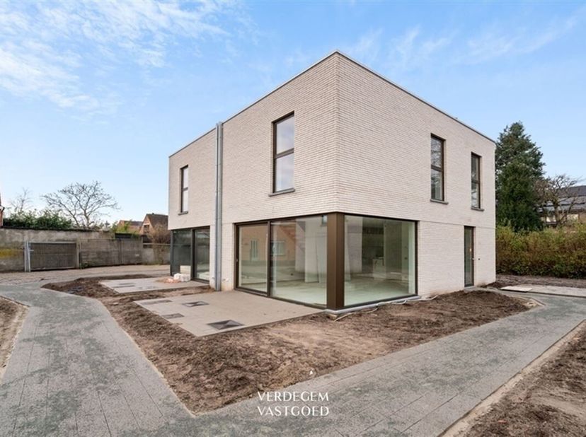 Nieuwbouwwoning met verplicht 15 jaar sociale verhuur.&lt;br /&gt;
Mooi nieuwbouwproject in een rustige woonwijk, in het hart van de Oost-Vlaamse sierteelts